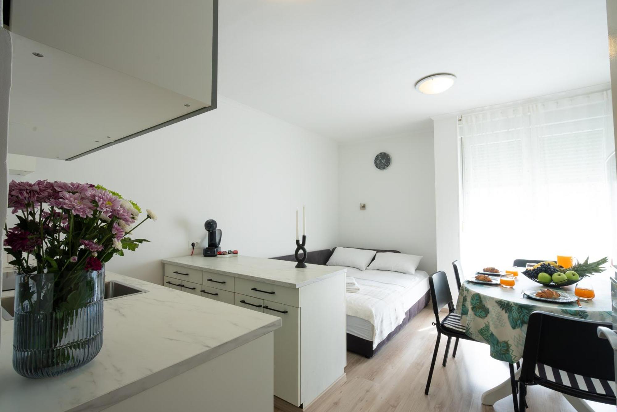Adventure Apartment 75M2 Close To The Center Split Exterior photo